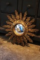 K&Co. presents: 
Decorative, 
old French sun 
mirror in 
gilded wood 
with a very 
fine patina. 
Dia.: 49cm...