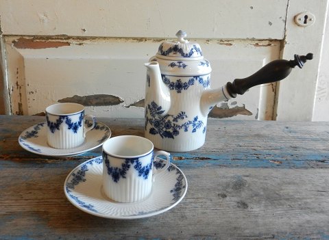 Royal Copenhagen, Musselmalet stjerne riflet sjælden stjert kande med to mokkakopper no. 7136-7137