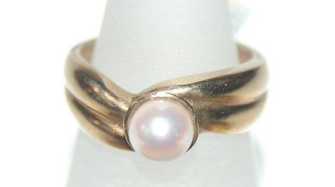 Gold ring with pearl, 8 Carat