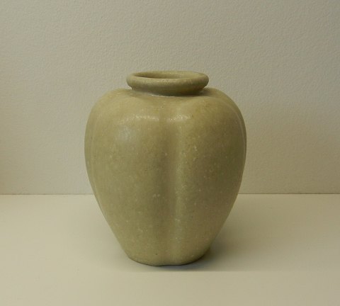 Arne Bang sandfarvet vase, signeret AB 148, Højde 13cm.
