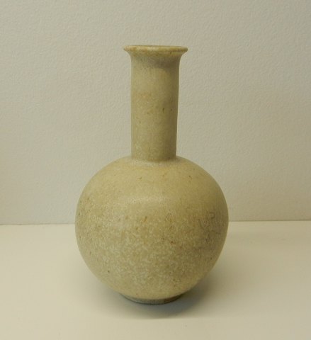 Arne Bang sandfarvet vase, signeret AB 144, højde 15cm.