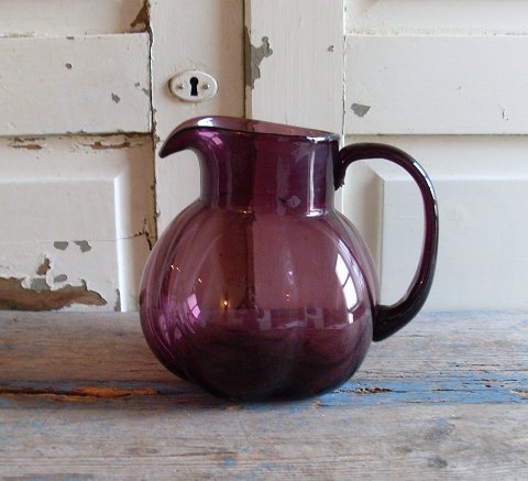 Smuk aubergine farvet glas kande
