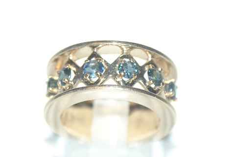Gold ring with 6 blue sapphire 18 Carat