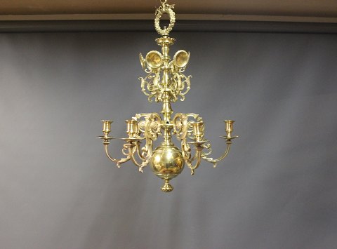 Church chandelier in brass and beautifully decorated from around 1850.
5000m2 showroom.
