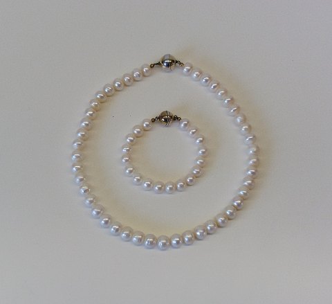 Kultur perlekæde og armbånd med kuglelås i sterling sølv.