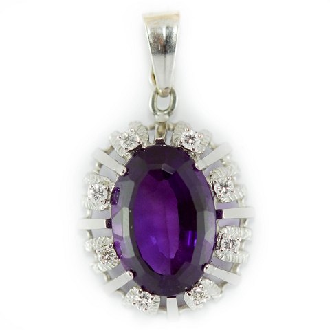 An amethyst and diamond pendant in 14k white gold