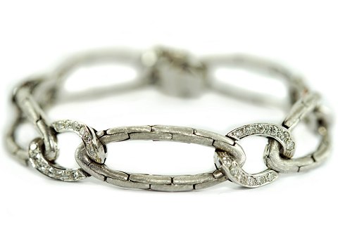 A diamond bracelet of 18k white gold