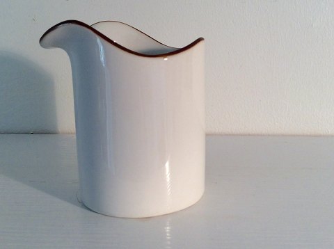 Royal Copenhagen
Brown Domino
Cream jug
# 14108
*150DKK