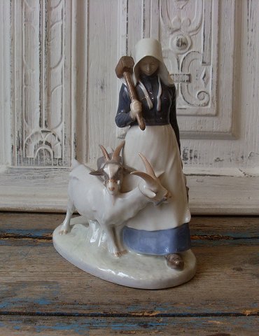 Royal Copenhagen pige med geder No. 694