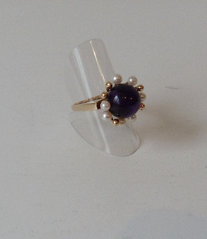 Vintage ring i 14kt guld med stor kugleslebet ametyst omkranset af kulturperler og guldperler