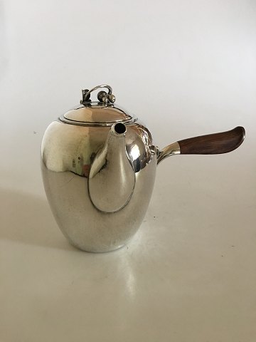 Georg Jensen Sterling Sølv Kaffekande No. 875 med Træhåndtag. Designet af Harald 
Nielsen.