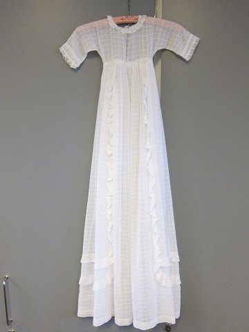 Dåbskjole med underskørt
Gammel, meget smuk dåbskjole med underskørt og pyntet ved ærmerne