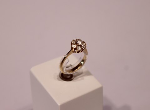 14 ct. gold ring with 7 large stones.
5000m2 showroom.