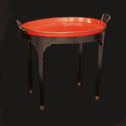 A small tray top table. Tray made circa 1850. H: 
61,5cm. Tray: 68x52cm