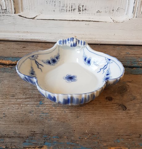 B&G Empire clam-shaped bowl