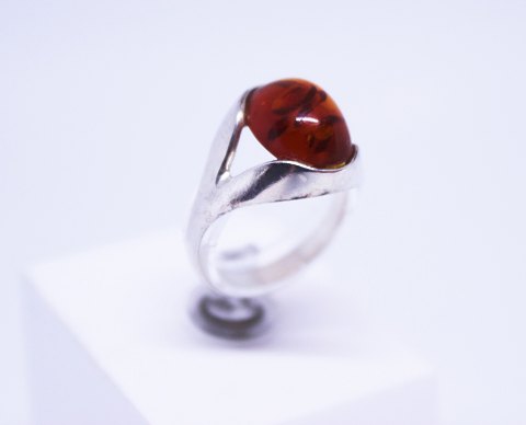 Ring of 925 sterling silver and amber, stamped EF.
5000m2 showroom.