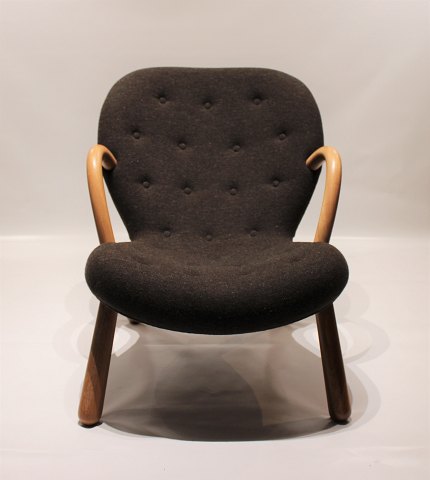 "The Clam Chair" originally designed by Phillip Arctander in 1944 and 
manufactured by Paustian.
5000m2 showroom.
