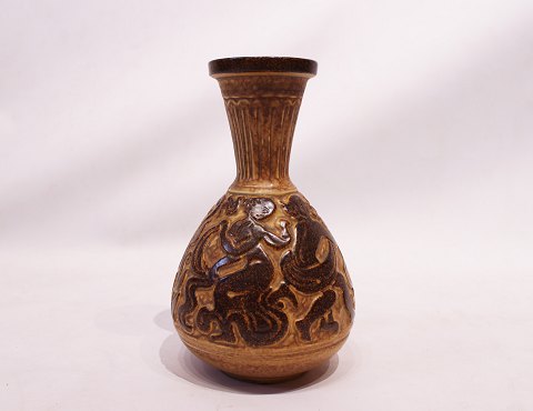 Keramik vase i brune farver nummeret 2047 af Michael Andersen og Søn.
5000m2 udstilling.