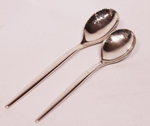 Dinner spoon and dessert spoon in Tulip by A. Michelsen, sterling silver.
5000m2 showroom.