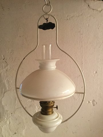 Petroleum lamp with suspension.
650, -kr