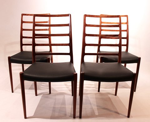 Sæt af fire spisestuestole, model 82, i palisander og læder, af N.O. Møller.
5000m2 udstilling.
