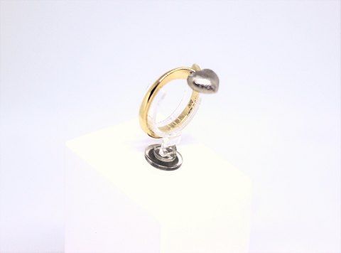 Ring af 14 karat guld  dekoreret med sølv hjerte og stemplet mpg.
5000m2 udstilling.