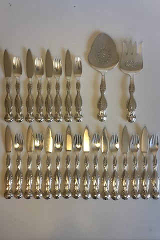 Georg Jensen Sterling sølv Fiskebestik model 55. Sæt til 12 personer med 
tilhørende serveringssæt