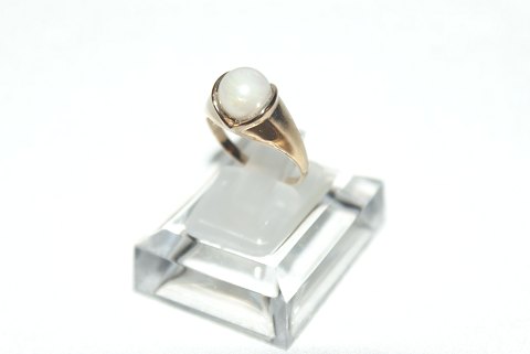 Elegant Gold ring with white pearl in 14 carat gold