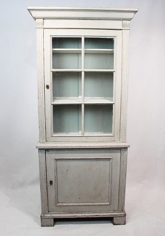 Large grey painted gustavian glass cabinet from around the 1860s, in great 
antique condition.
5000m2 showroom.
