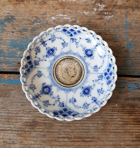 Royal Copenhagen Musselmalet helblonde manchet med sølv mønt - Kong Christian X 25 års regerings jubilæum 1912-37 mønt.No. 1009