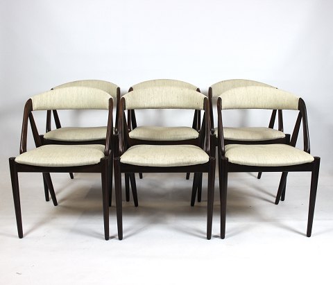 Et sæt af seks spisestuestole, model 31, af Kai Kristiansen og Schou Andersen, 
1960erne.
5000m2 udstilling.
