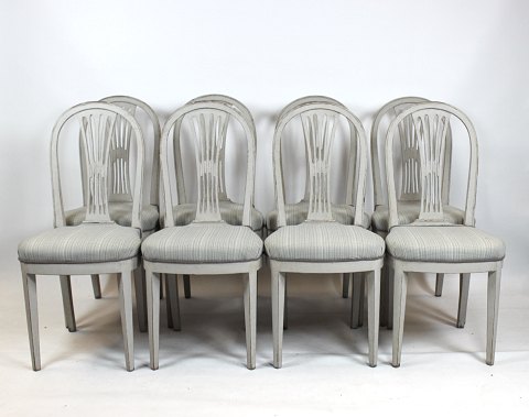 Gustaviansk møbelsæt bestående 8 spisestuestole.
