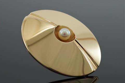 Hans Hansen; An oval brooch of 14k gold set with a pearl #107