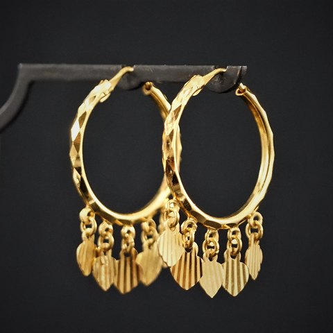 Earrings of gold, with hanging hearts