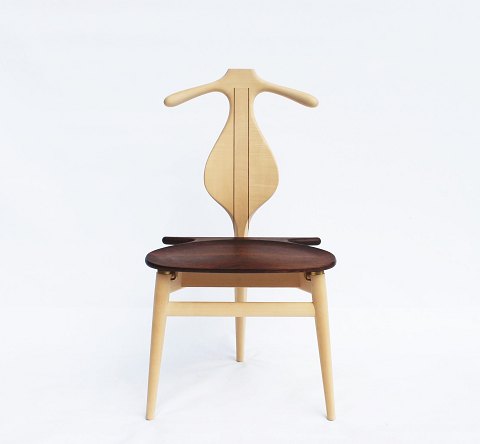The Valet chair, model PP250, of maple and wengé by Hans J. Wegner and PP 
Furniture.
5000m2 showroom.