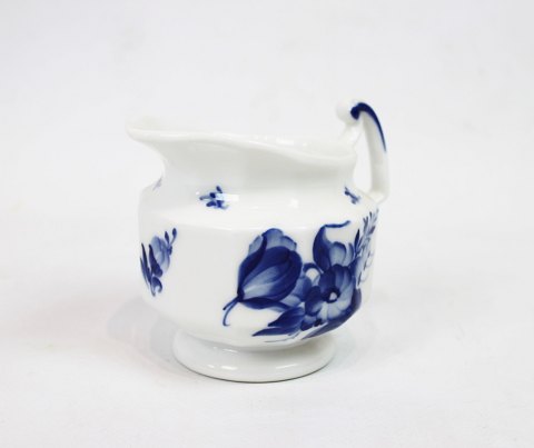Cream jug, no.: 8564, in Blue Flower by Royal Copenhagen.
5000m2 showroom.