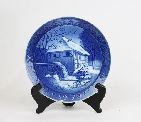 Christmas plate "Vibæk Water Mill" by Svend Vestergaard from 1976 for Royal 
Copenhagen.
5000m2 showroom.