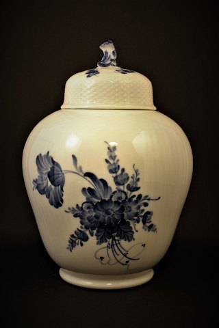 Royal Copenhagen Blue Flower Curved lid jar.
H:30cm. Dia.:22cm.
RC# 10/1791.