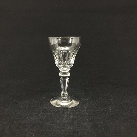 Margrethe snapseglas, slebet stilk, 9 cm.
