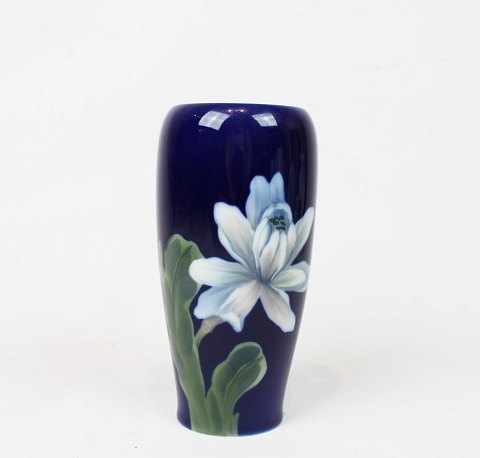 Dark blue vase decorated with flowers, no.: 2797 235, by Royal Copenhagen.
5000m2 showroom.