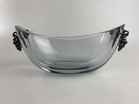 Bådformet skål af glas med sølvhåndtag formet som vindruer - Gerda Strömberg for 
svenske Strömbergshyttan