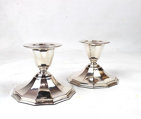 A pair of edged candlesticks of hallmarked silver.
5000m2 showroom.