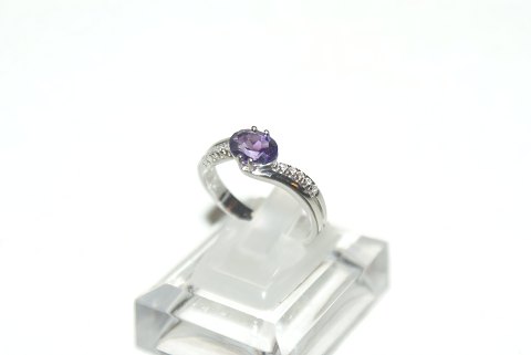 Elegant ladies ring with amethyst and diamonds in 14 carat whitegold