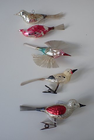 Julepynt - håndmalede glasfugle med glashårshaler fra 1930-erne/40-erne - sælges 
individuelt.
Gåsen og den dobbeltvingede fugl er solgt. Nederste fugl er solgt. Flere er 
solgt.