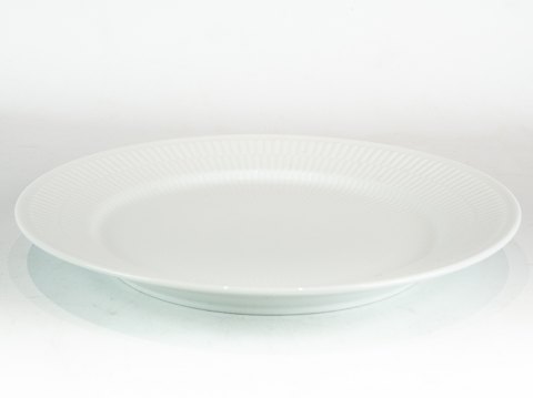 Dinner plate white fluted no.: 627 by Royal Copenhagen.
5000m2 showroom.
