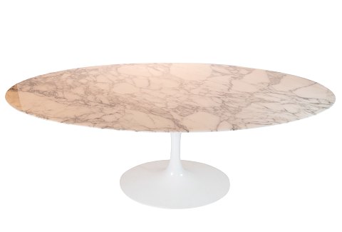 Tulip oval dining table with marble top designed by Eero Saarinen in 1957 for 
Knoll Furniture.
5000m2 showroom.