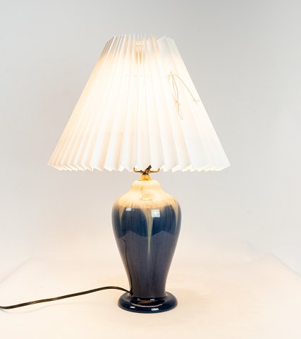 Bordlampe i keramik med mørkeblå glasur af Michael Andersen og Søn.
5000m2 udstilling.