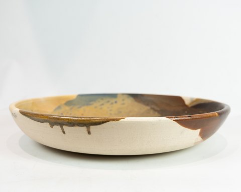 Ceramic dish in brown nuances of danish design.
5000m2 showroom.