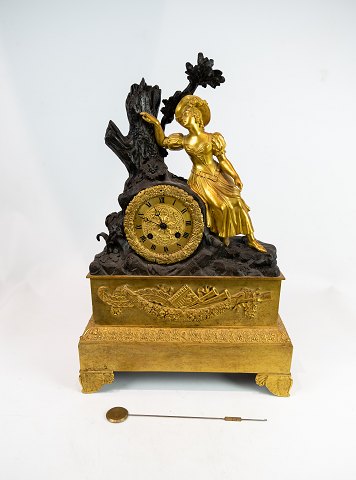 French clock of gilded bronze from around the 1820s.
5000m2 showroom.