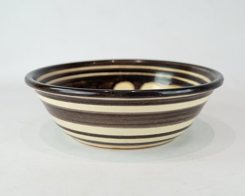 Keramik skål i 
hvide og bruner farver dekoreret med fisk af Humlebæk Keramik.
5000m2 udstilling.